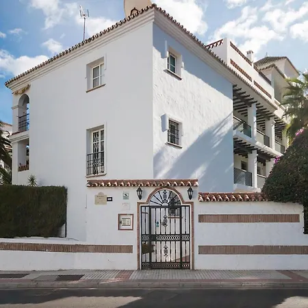 Apartment Lovely 2 Bedroom W/ Large Garden + Pools *