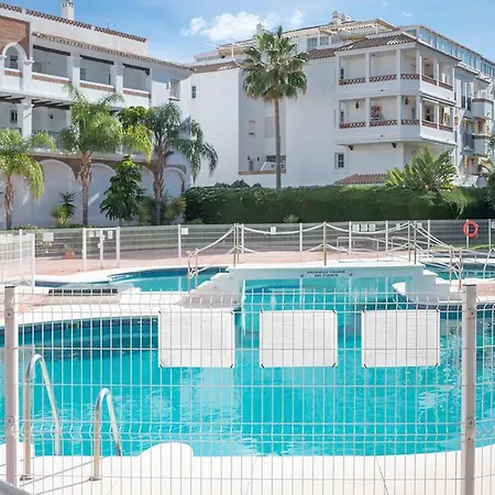 Lovely 2 Bedroom W/ Large Garden + Pools Apartment *