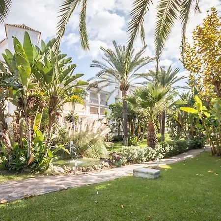 Apartment Lovely 2 Bedroom W/ Large Garden + Pools *