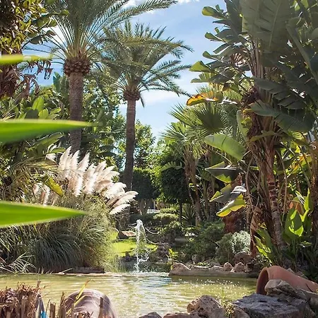 Lovely 2 Bedroom W/ Large Garden + Pools