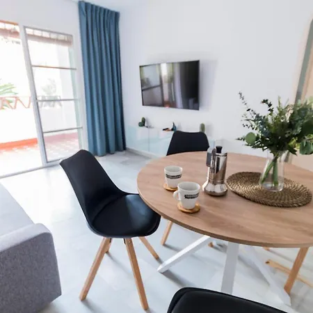 Lovely 2 Bedroom W/ Large Garden + Pools Apartment