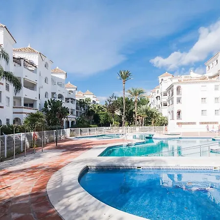 Lovely 2 Bedroom W/ Large Garden + Pools Apartment Benalmadena