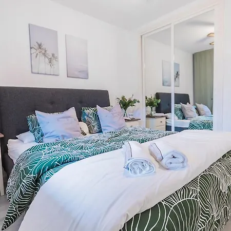 Lovely 2 Bedroom W/ Large Garden + Pools Apartment
