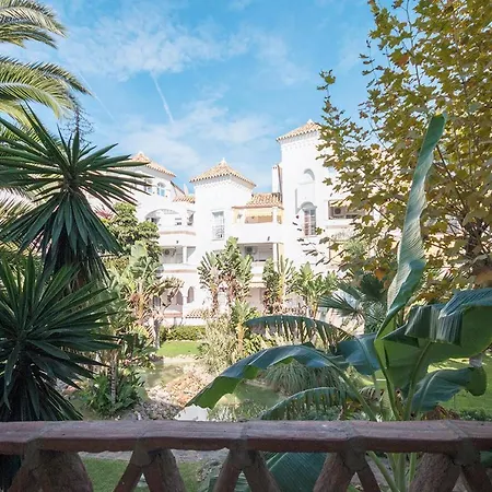 Lovely 2 Bedroom W/ Large Garden + Pools *