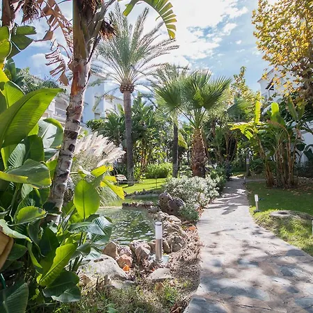 Lovely 2 Bedroom W/ Large Garden + Pools Apartment *